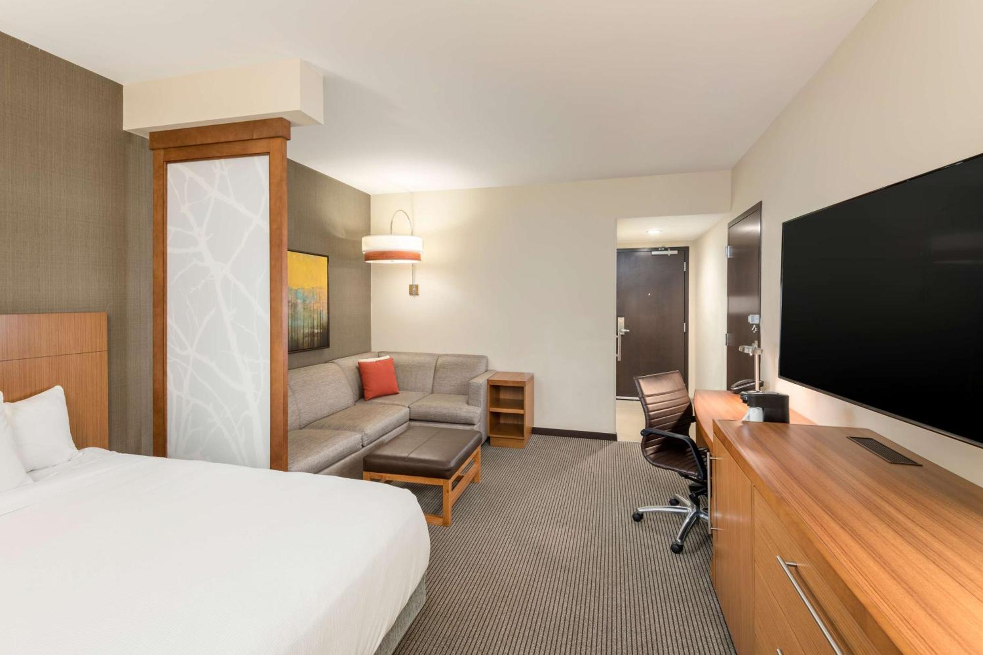Hyatt Place Greenville Downtown Bagian luar foto